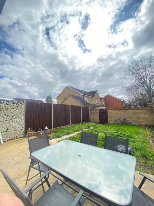 Beautiful 3 Bedroom House With The Transport Links To London, The Excel Centre, Canary Wharf, The O2! With A Driveway And Private Garden! Appartement *