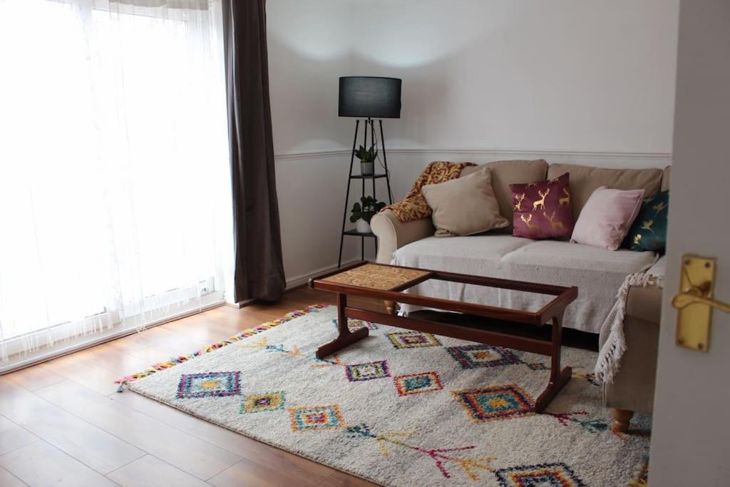 Beautiful 3 Bedroom House With The Transport Links To London, The Excel Centre, Canary Wharf, The O2! With A Driveway And Private Garden! Appartement
